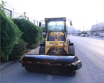 無塵清掃機(jī)廠家：億龍教你選購好的掃路車！